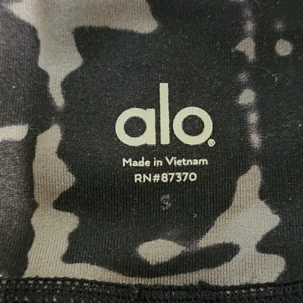ALO Yoga sz S  black gray camouflage camo crop Capri leggings